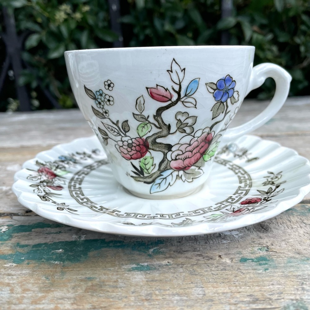 J & G MEAKIN England Classic White KASHMIR Tea Cup & Saucer